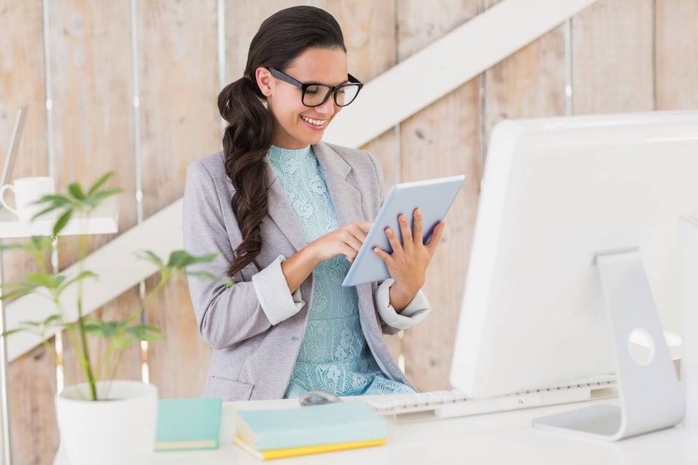 タブレットで調べている女性